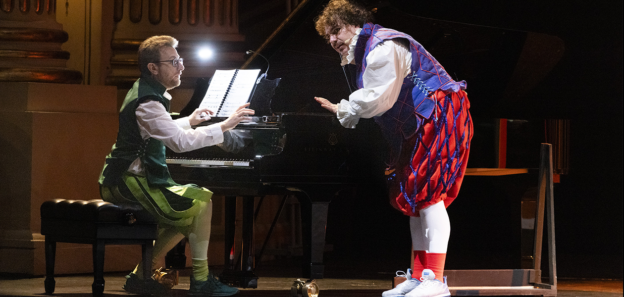 Il Duca e il pianista che cantano e suonano