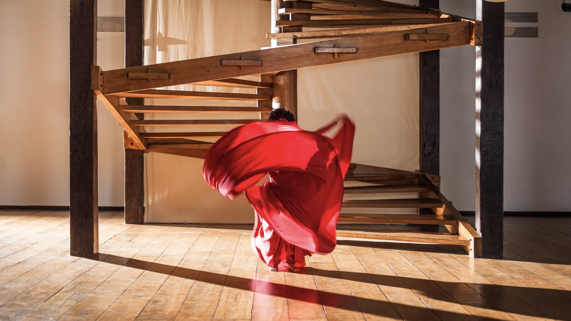 •	Isaac Julien, O que é um museu? / What is a Museum? (Lina Bo Bardi – A Marvellous Entanglement), 2019. © Isaac Julien. Courtesy the artist and Victoria Miro